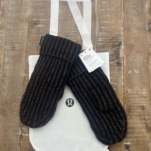 Women’s, black with red flecks, fleece-lined mittens size M/L